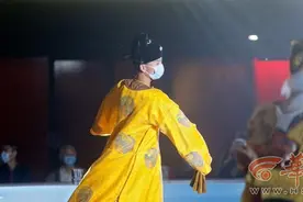 大唐不夜城陆续恢复演出“不倒翁”小姐姐头戴面纱神秘感十足图片