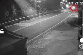 警察骑重机对撞摩托车 两人瞬间喷飞不幸惨死图片