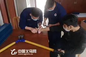 玩具手铐、集成灶“咬”手 义乌消防快速破拆扩张救助图片
