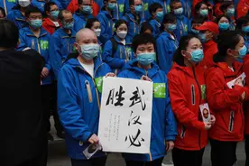 深情告别！市民开窗摇旗告别贵州援鄂医疗队图片