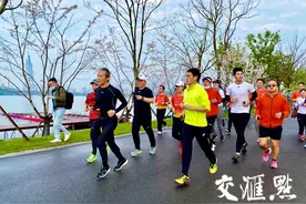 跑湖、划赛艇，王石率队打卡南京玄武湖图片