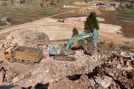 弥玉高速公路华宁段加紧施工图片