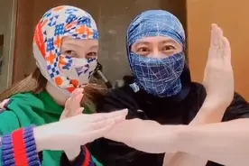 惊呆！孙耀威与妻子录视频 拿内裤当口罩还扮超人图片