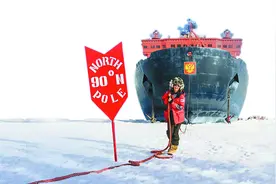 在北极点冰海体验“冰泳”图片