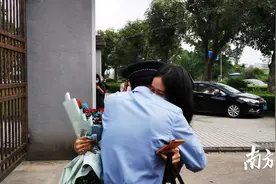 “这些天让你久等了，嫁给我”！阳江狱警封闭执勤58天，走出监区大门就向女友求婚图片