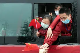 善待一线医护，警惕下山摘桃的人毁了桃树图片