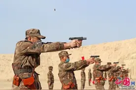新疆军区某训练基地严密组织官兵进行轻武器实弹射击考核「组图」图片