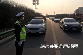 西安绕城高速流量严重饱和 交警加大交通违法查处图片