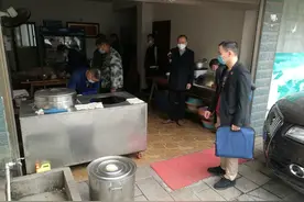 湘阴：邀请人大代表见证强制执行腾房行动图片