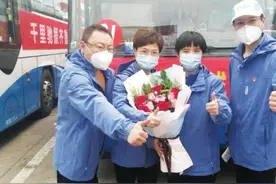 聊城援鄂勇士的凯旋日记：在飞机上，我们高唱《我和我的祖国》图片