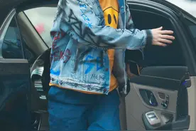 鹿晗黄子韬穿兄弟装背同款包 现身机场共赴深圳图片