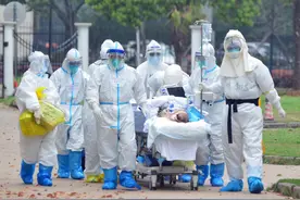 生死时速！武汉协和医院西院多学科会诊抢救两名大出血危重患者图片