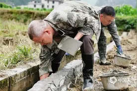 河池农友抢晴修水利图片