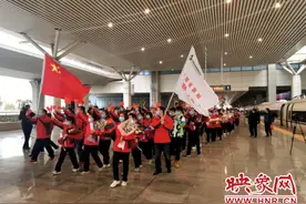 河南高速交警最高礼仪护航我省首批援鄂医疗队凯旋图片