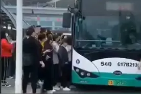 网曝“扎堆挤公交”，武汉公交集团当日出台七大举措加强引导图片