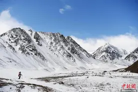甘肃肃南巴尔斯雪山春日冰雪秘境吸引游客图片