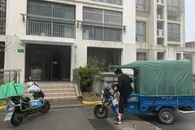 “外卖快递终于又能送上门了！”上海绝大部分小区对快递员、外卖员实行开放图片