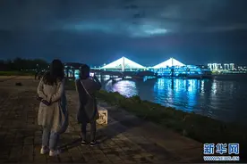 武汉：江滩夜色重现 生活逐步复原图片