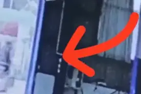 看到院内两台叉车无人看管 男子竟将车开走藏匿起来图片