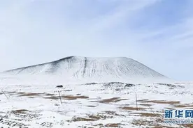 被雪封印的火山图片