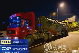 车胎压变形 超载200%以上！杭州交警扣留132辆超限超载工程车图片