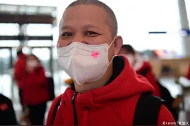 口罩上画个小爱心，内蒙医疗队大叔有颗柔软心图片