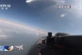 燃！海军舰载航空兵进行歼-15实战化训练图片