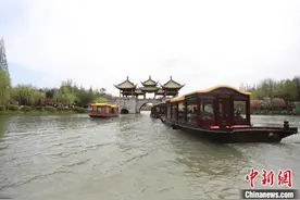 逾300名“白衣天使”烟花三月下扬州 瘦西湖上泛舟行图片