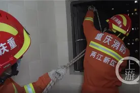 好大的妖风 女子刚把窗子开个缝 瞬间被吹落半边图片