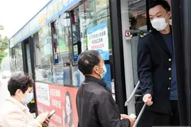 荆州城区54条公交线路恢复运营 乘车需要实名制图片