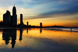 夕阳西下，海鸥翱翔天空！烟台海边宛若仙境图片