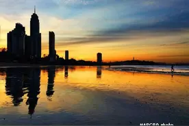 夕阳西下，海鸥翱翔天空！烟台海边宛若仙境图片