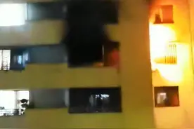 南宁民族大道一小区突发火灾！传出爆炸声、有人受伤！消防车救援受阻图片