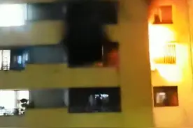 南宁民族大道一小区突发火灾！传出爆炸声、有人受伤！消防车救援受阻图片