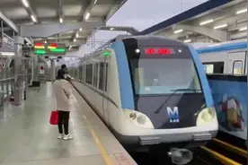 隔位而坐，直击武汉地铁恢复开通首日视频封面