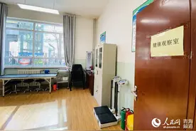 太阳当空照 青海小学生背上书包回学校图片