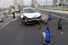 突发！广西南宁白沙大桥发生5车刮碰事故，现场一片狼藉图片