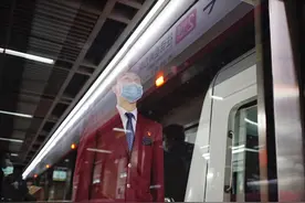 武汉地铁久违了，封城两月没回家他搭地铁探家人，汉口站转乘者多图片