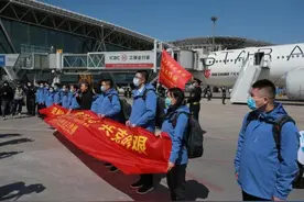 国航包机运送山东省联合工作组飞赴伦敦图片