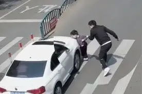 生死一刻！儿子被撞瞬间，父亲的动作上了热搜图片