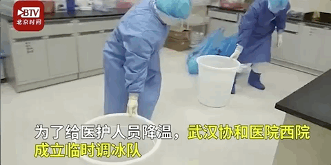 心疼！武汉气温高不能开空调 医护人员“摸冰”降温图片