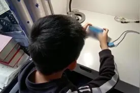 9岁男孩上网课时充值网游，父母申请退款视频封面