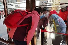 援鄂返疆医疗队抵达后：儿子隔着玻璃墙与妈妈碰了额头图片