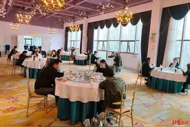 来qio一下，四川疫情后“首场”婚宴长这样：自助餐、一桌四五人图片