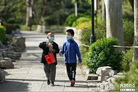 春暖花开，百花公园里市民在享受春光图片