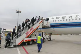 南航首个离鄂航班从宜昌直飞广州图片