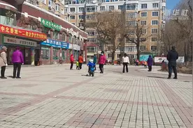 哈尔滨：小区居民户外享受明媚阳光视频封面