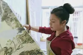 唤醒模糊记忆，玉林女子用灵巧的双手让破旧古书画“起死回生”图片