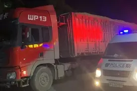 触目惊心！邳州交警夜查两辆“百吨王”，称重地磅直接“爆表”图片