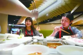 一家齐团圆 分餐不分爱图片